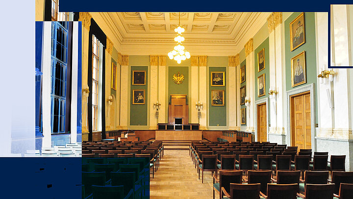 Zdjęcie zabytkowej auli z wieloma obrazami na każdej ścianie.